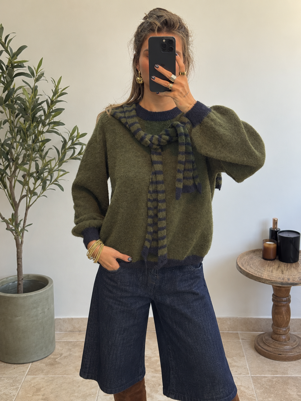 Pull Liora kaki olive et bleu marine en maille douce, accessoire rayé porté sur les épaules