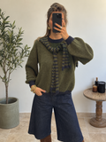 Pull Liora kaki olive et bleu marine en maille douce, accessoire rayé porté sur les épaules