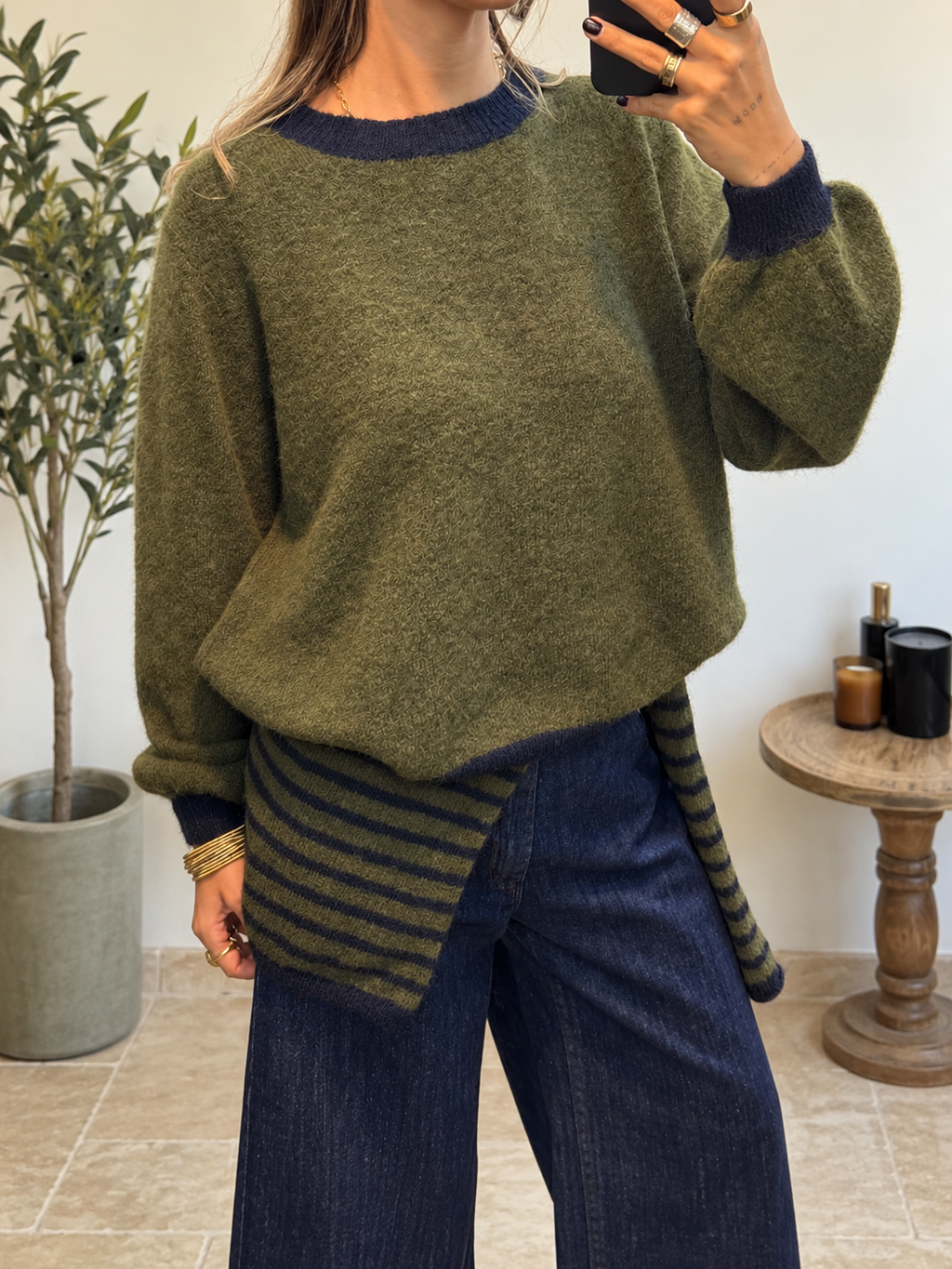 Pull Liora kaki olive et marine porté avec jean large