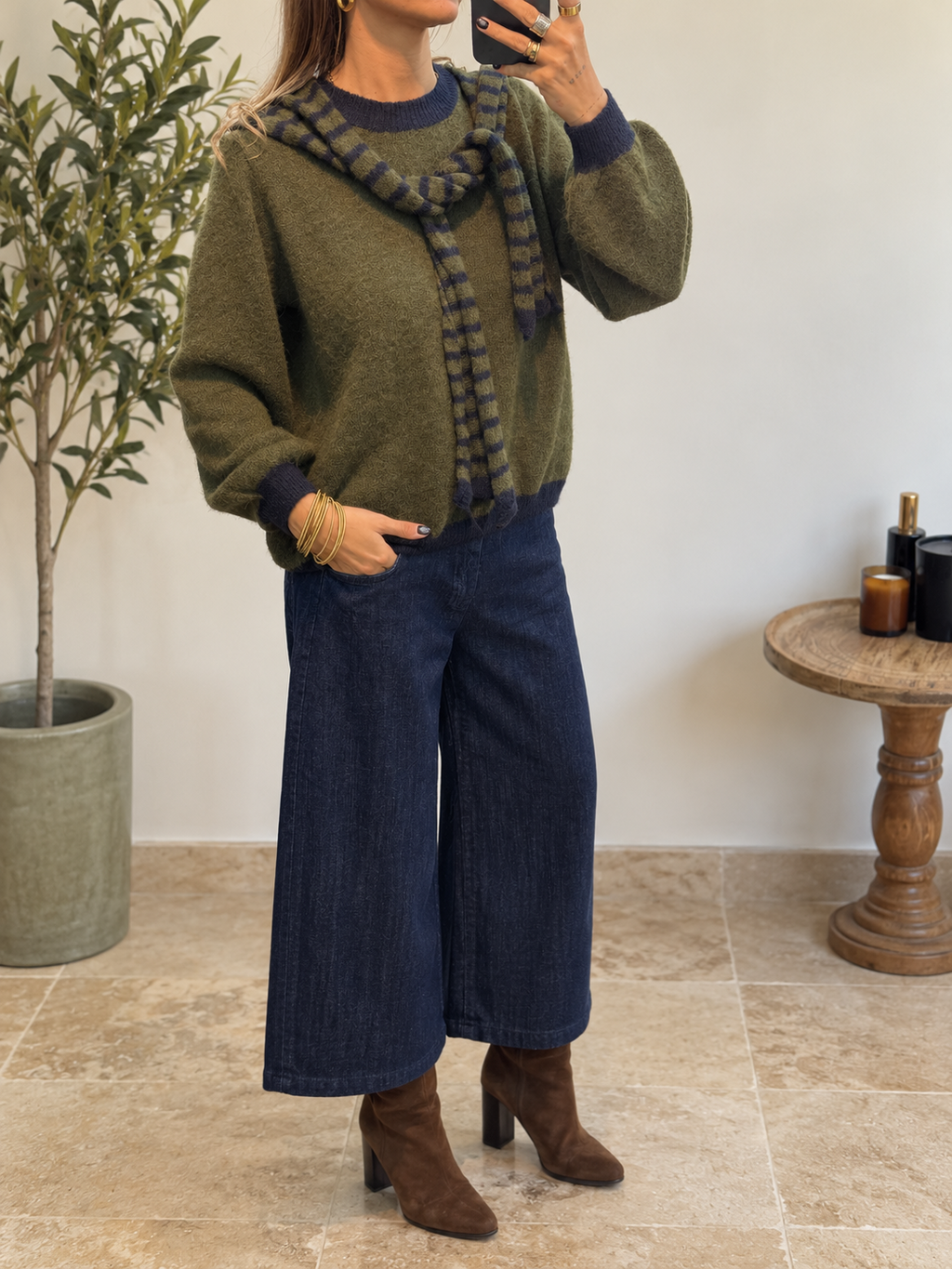 Pull Liora kaki olive et bleu marine avec accessoire rayé noué à la taille