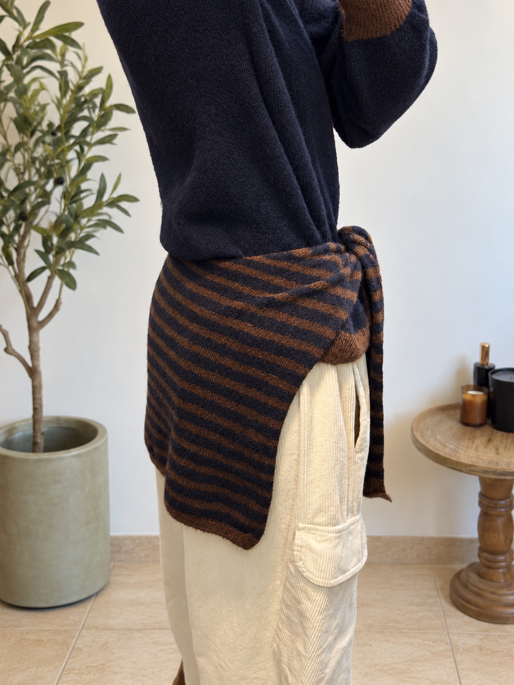 Pull Liora marine chocolat, accessoire à la taille de profil
