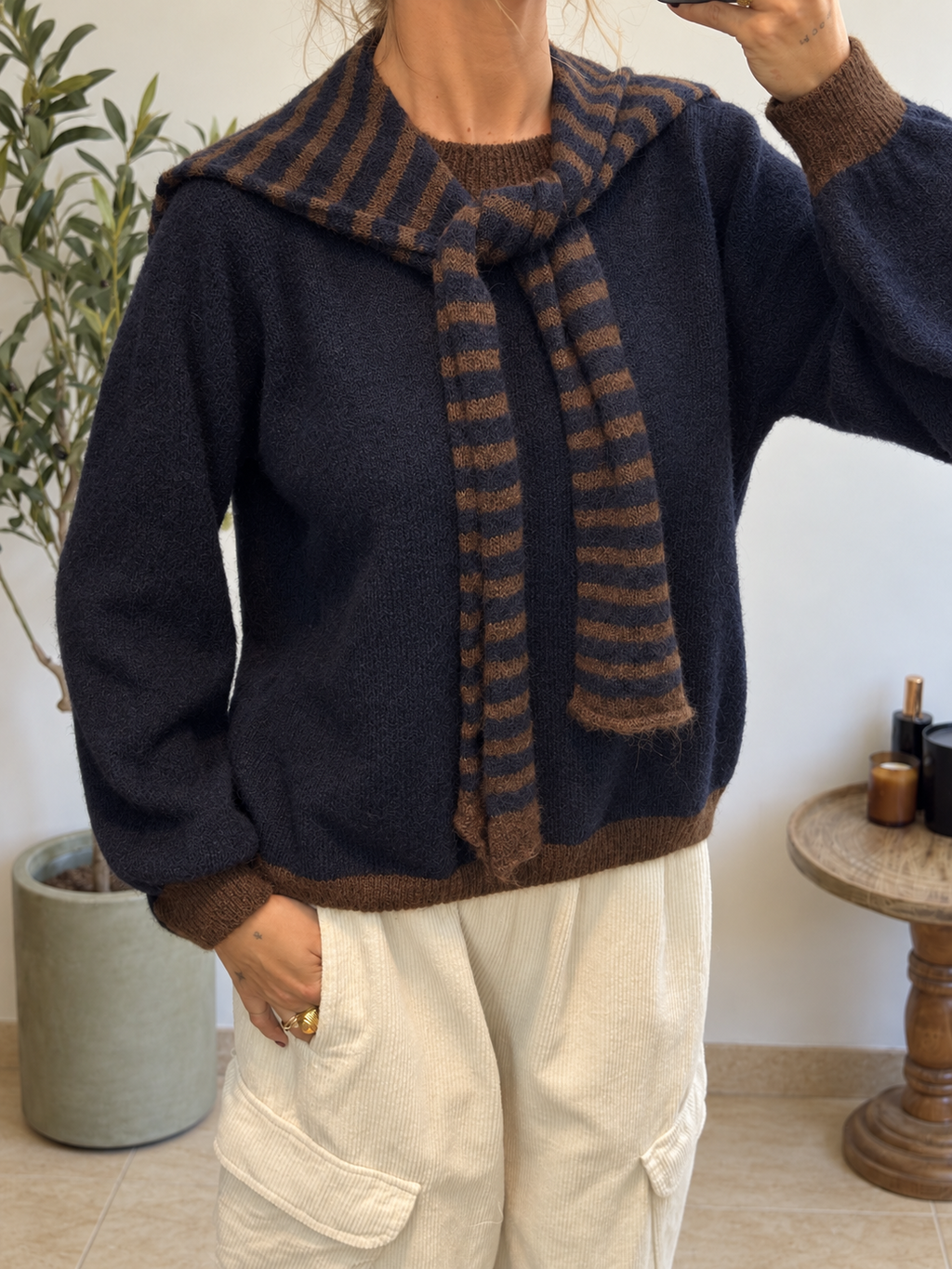 Pull Liora marine chocolat, détail de l'accessoire rayé