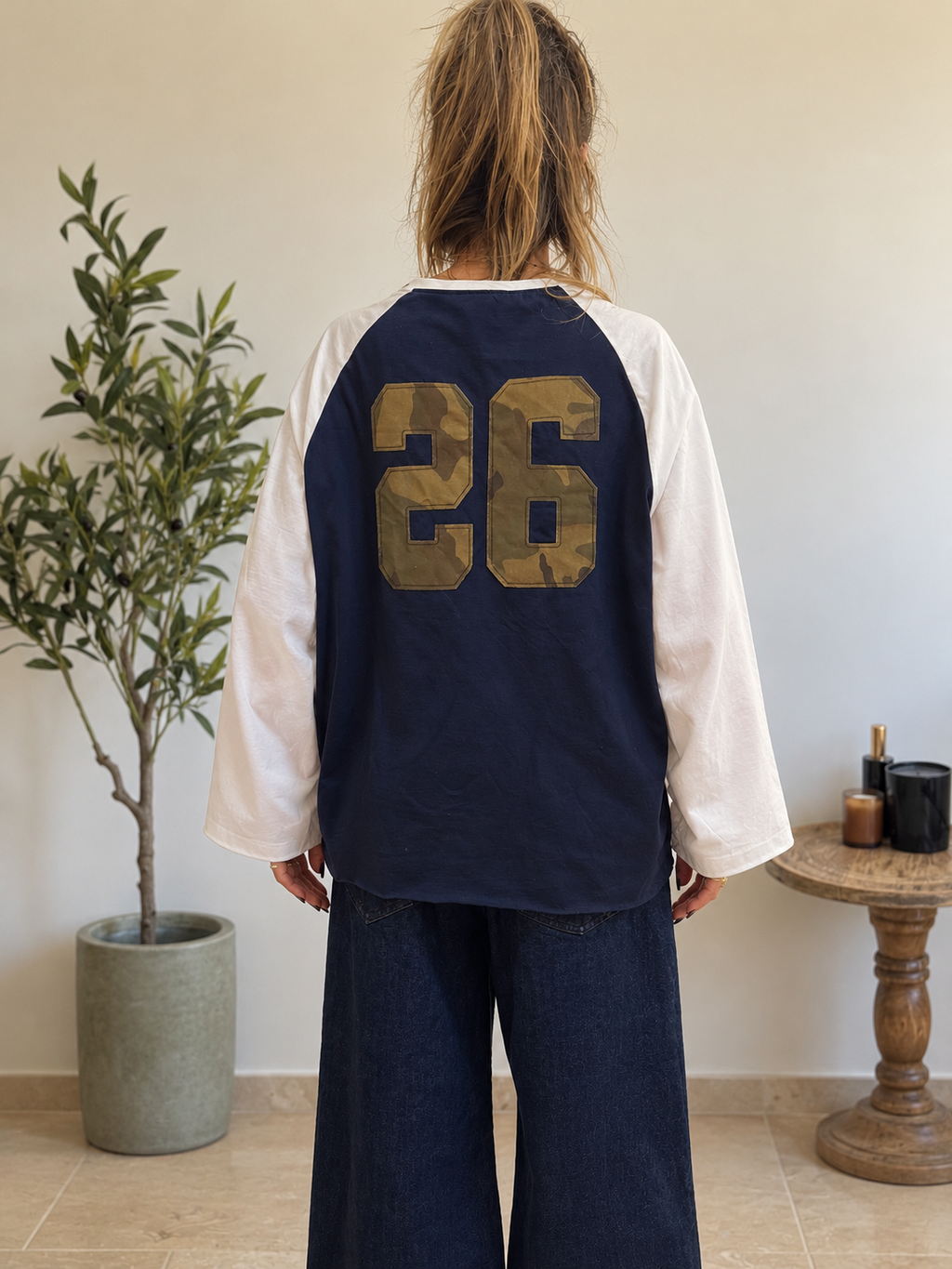 Dos du t-shirt Marlow 26, numéro 26 effet camouflage kaki sur fond marine