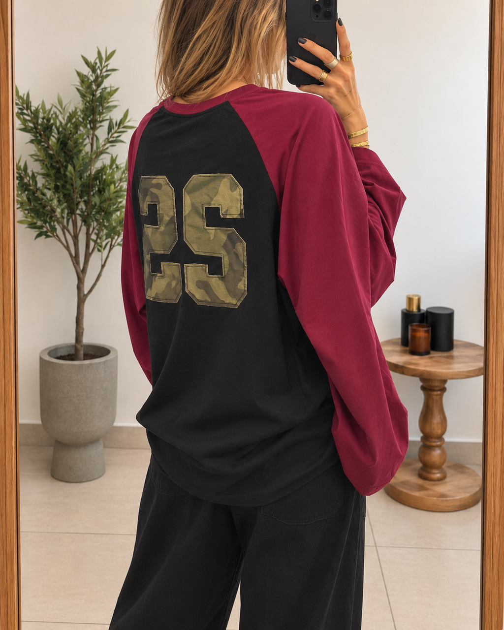 Gros plan du numéro 26 camouflage kaki au dos du T-shirt Marlow noir et bordeaux