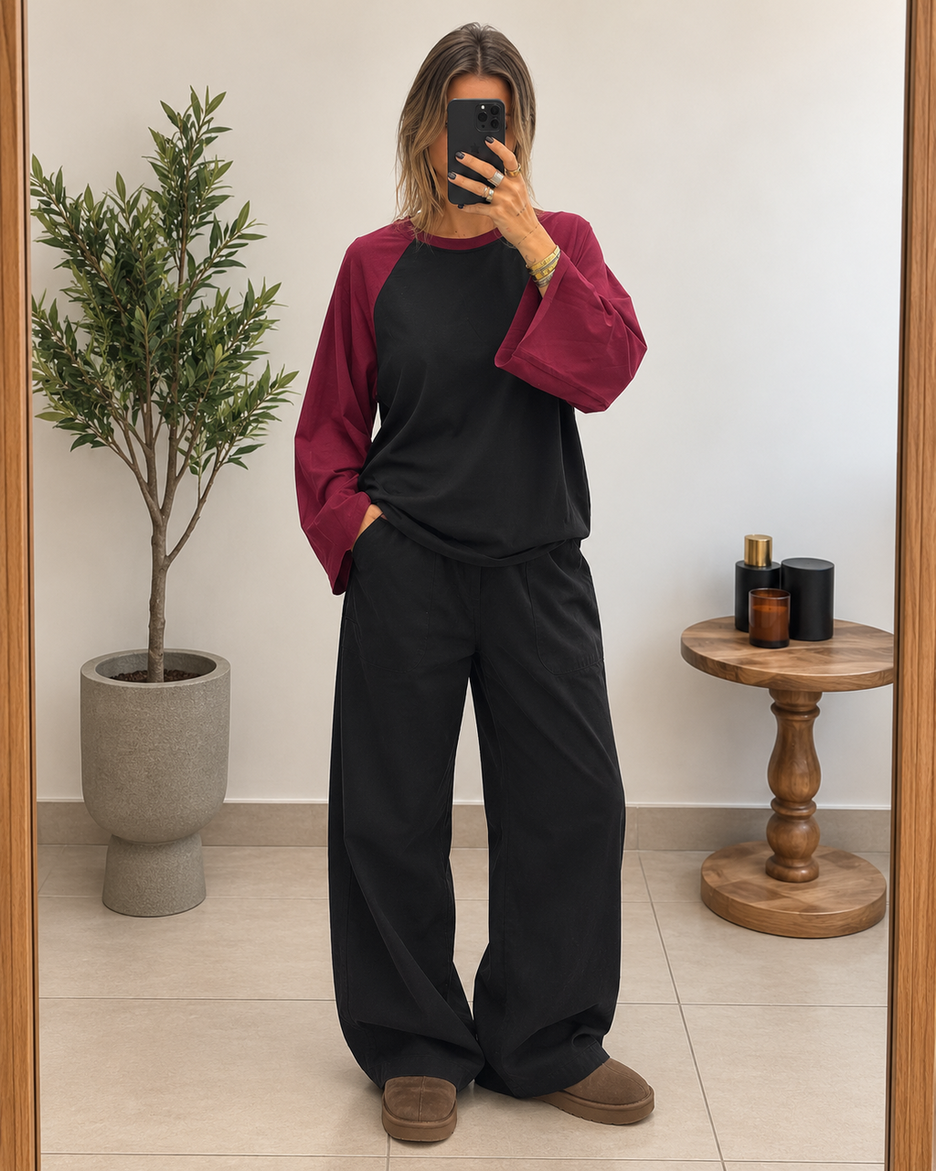 T-shirt Marlow 26 noir et bordeaux porté avec un pantalon noir large, vue de face en pied