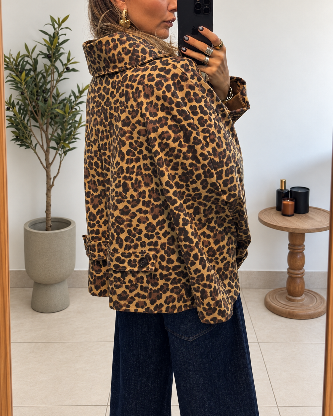 Veste Solane léopard camel ouverte avec pull écru